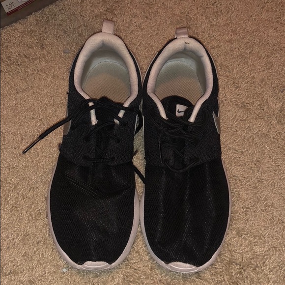 Nike - Rose Runs - Picture 2 of 5